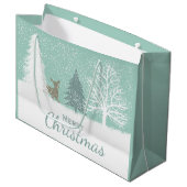 冬の不思議の国のシカ、雪の松の木のクリスマス ラージペーパーバッグ (正面アングル)