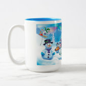 冬の不思議の国の雪の人々場面マグ ツートーンマグカップ (左)