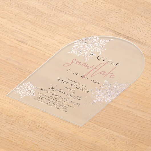 冬の凍っていピンクのスノーフレークの女の子ベビーシャワー アクリル招待状 (レイダウン)