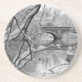 冬の凍結する川上のアーチ橋 コースター (正面)