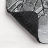 冬の凍結する川上のアーチ橋 マウスパッド (コーナー)