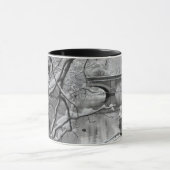 冬の凍結する川上のアーチ橋 マグカップ (中央)