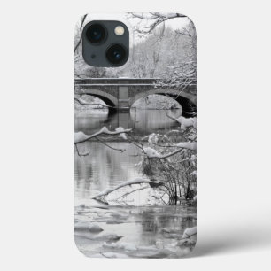 冬の凍結する川上のアーチ橋 iPhone 13ケース