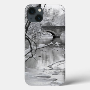 冬の凍結する川上のアーチ橋 iPhone 13ケース