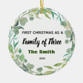 冬の初めてのクリスマスが3人の家族 セラミックオーナメント (正面)