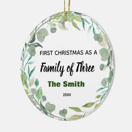 冬の初めてのクリスマスが3人の家族 セラミックオーナメント (左)
