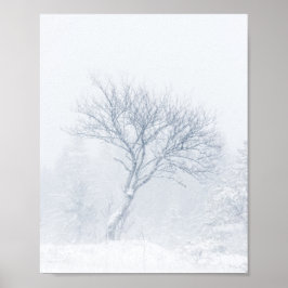 冬の吹雪の中の孤独な一本の木 ポスター