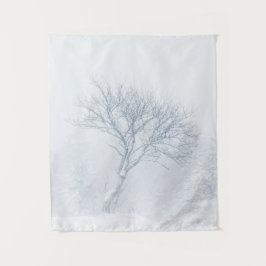 冬の吹雪の間の寂しい木 タペストリー