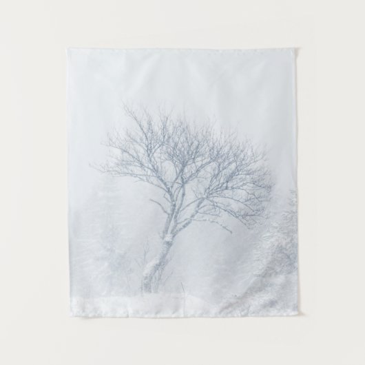 冬の吹雪の間の寂しい木 タペストリー (正面)