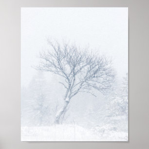 冬の吹雪の間の寂しい木 ポスター