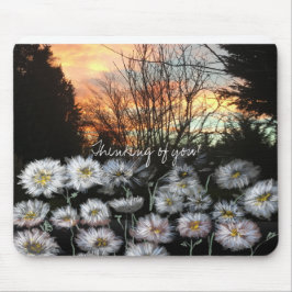 冬の夕日に向かって美しく新鮮なデイジー マウスパッド