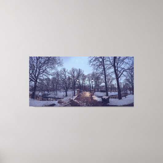 冬の夕暮れの雪の降る都市公園 キャンバスプリント (正面)