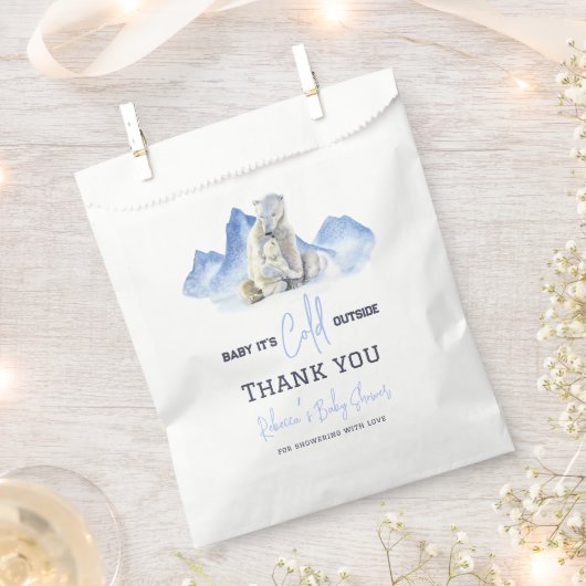 冬の外で寒いシロクマの赤ちゃんシャワー フェイバーバッグ (クリップ留めされた状態)