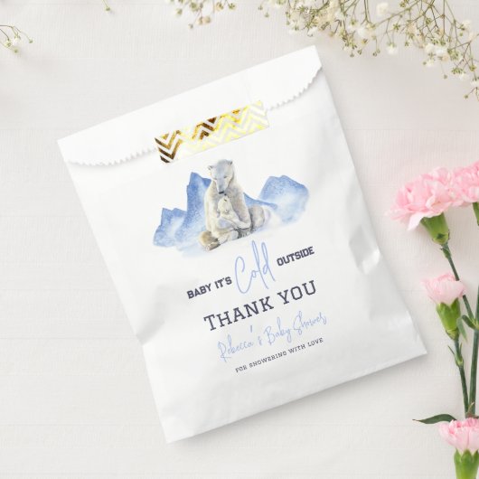 冬の外で寒いシロクマの赤ちゃんシャワー フェイバーバッグ (封をした状態)
