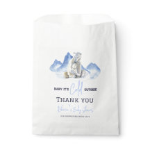 冬の外で寒いシロクマの赤ちゃんシャワー