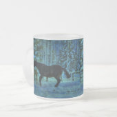冬の夜に遊ぶ2頭の牧場の馬 フロストグラスマグカップ (正面左)