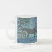 冬の夜に遊ぶ2頭の牧場の馬 フロストグラスマグカップ (左)