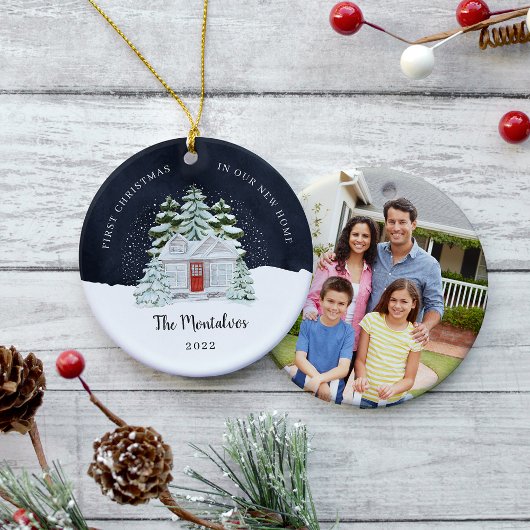 冬の夜の初めてのクリスマスが私たちの新しい家 セラミックオーナメント