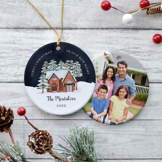 冬の夜の初めてのクリスマスが私たちの新しい家 セラミックオーナメント
