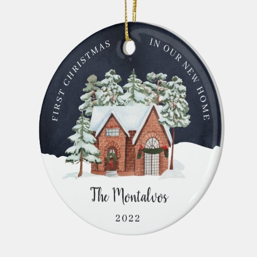 冬の夜の初めてのクリスマスが私たちの新しい家 セラミックオーナメント (左)