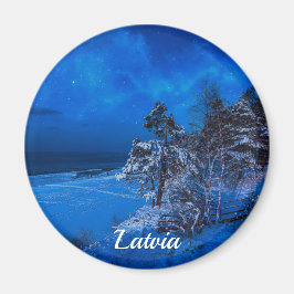 冬の夜はラトビアで雪に覆われた松 マグネット