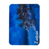 冬の夜はラトビアで雪に覆われた松 マグネット (縦)