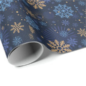 冬の夜：青いスノーフレークのパターン。 ラッピングペーパー (ロールコーナー)