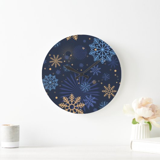 冬の夜:青いスノーフレークのパターン。 ラージ壁時計 (ホーム)