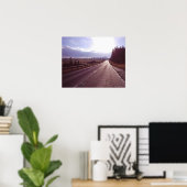 冬の太陽が低い幹線道路。 ポスター (ホームオフィス)