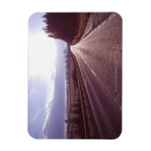 冬の太陽が低い幹線道路。 マグネット (縦)