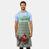 冬の実をつけた松の枝にいるカーディナル エプロン (着用した状態)