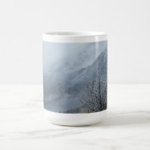 冬の山道の雪景色 コーヒーマグカップ (中央)