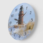 冬の岩が多い海岸の丈夫な灯台 ラージ壁時計 (傾斜)