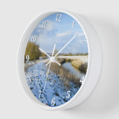 冬の川沿い歩く – 丸壁 壁時計 (傾斜)