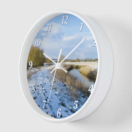 冬の川沿い歩く – 丸壁 壁時計 (傾斜)