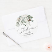 冬の常緑松の木のブライダルシャワー ラウンドシール (封筒)