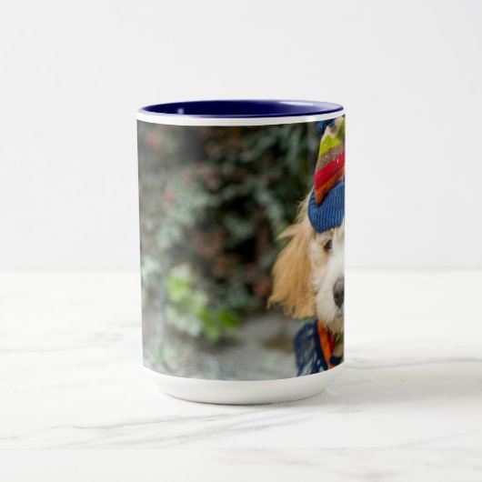 冬の帽子およびスカーフのCavachonの甘い子犬 マグカップ (中央)