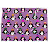 冬の帽子のパターンのかわいいペンギン ラージペーパーバッグ (裏面)