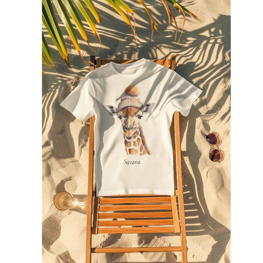 冬の帽子をかぶったキリンはカスタマイズ可能 Tシャツ
