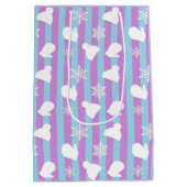 冬の帽子、クリスマスのミトン、白い雪 ミディアムペーパーバッグ (裏面)