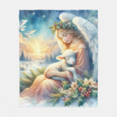 冬の平和にいる子羊を抱くクリスマスの天使 フリースブランケット (正面)