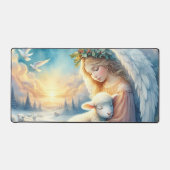 冬の平穏に羊と共にいるクリスマスの天使 デスクマット (正面)