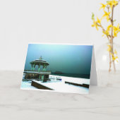 冬の持ち上げられた野外ステージ、ブライトン カード (黄色い花)