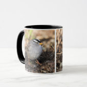 冬の日に丸い白い冠を持つスズメ マグカップ (正面左)