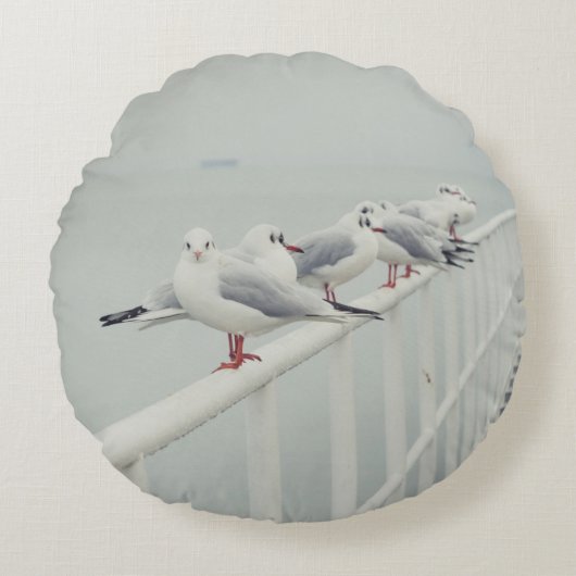 冬の日に白いカモメ ラウンドクッション (正面)