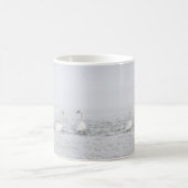 冬の日に白鳥霜の降りたが7羽 コーヒーマグカップ (中央)