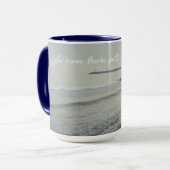 冬の日の冷たい穏やかな海 マグカップ (正面左)