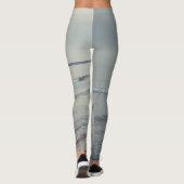 冬の日の冷たい穏やかな海 レギンス (裏面)