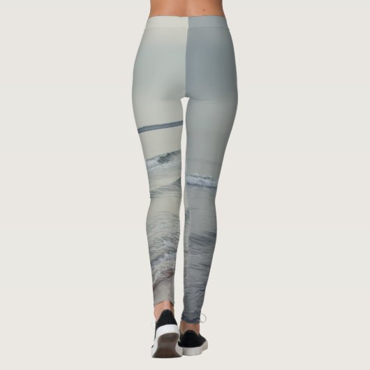 冬の日の冷たい穏やかな海 レギンス (裏面)