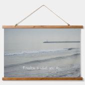 冬の日の冷たい穏やかな海 吊り下げ型タペストリー (正面)